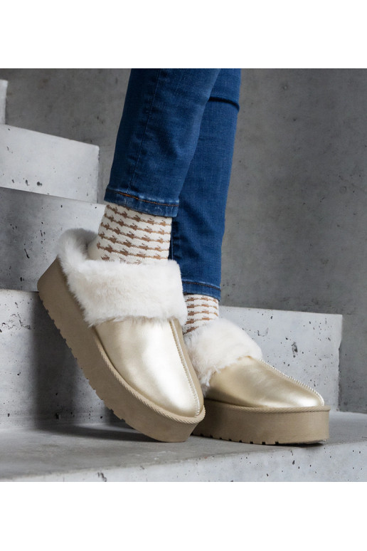 Złote kapcie na platformie ozdobione...