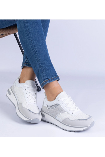 Białe sneakersy zdobione...