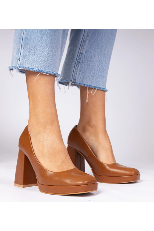 Brązowe czółenka na masywnym słupku z...