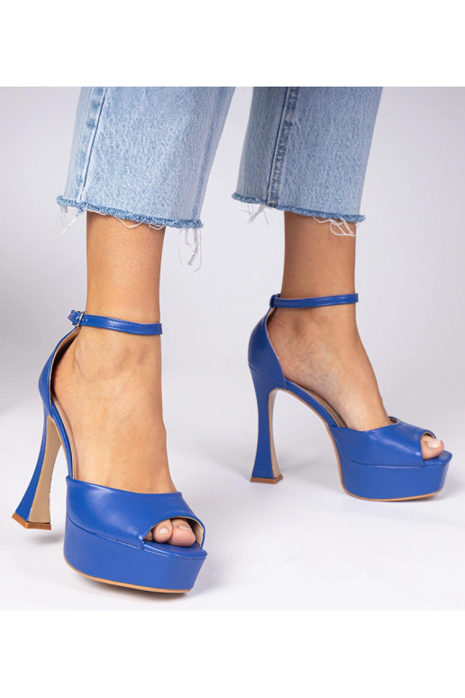 Niebieskie sandały na wysokim obcasie...