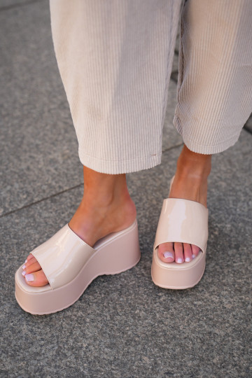 Lacquered Women's Sandals On Platform And Wedge Beige Nellevia