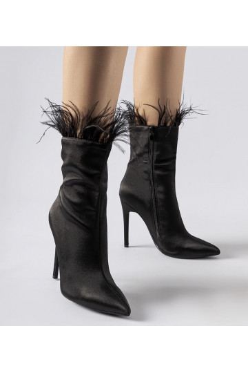 Czarne botki ozdobione...